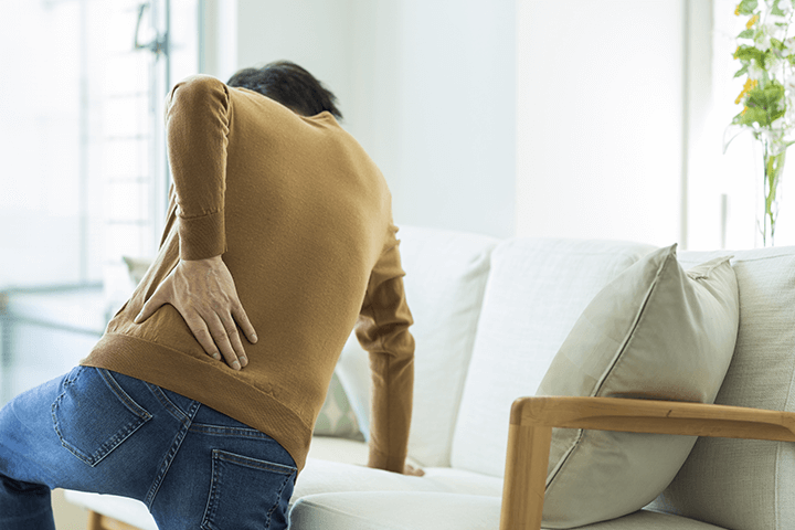 ぎっくり腰に悩む男性の画像
