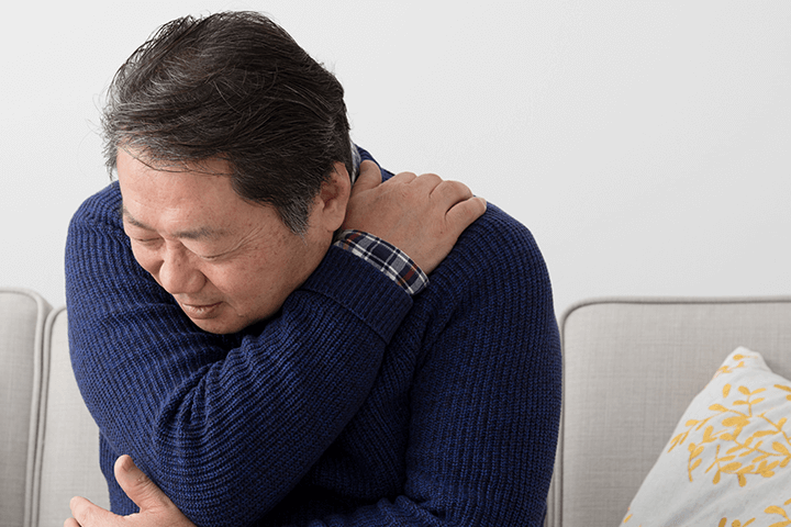 五十肩に悩む男性の画像