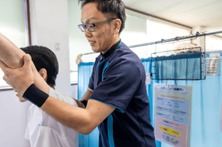 お身体をチェックする様子