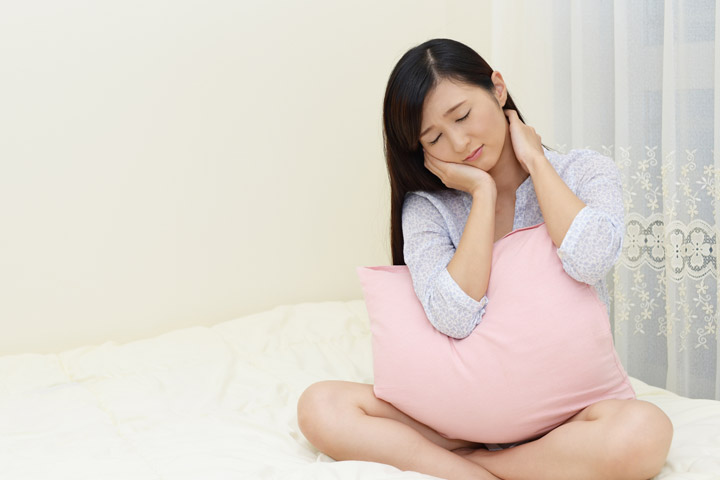 寝違えて首が痛くなっている様子