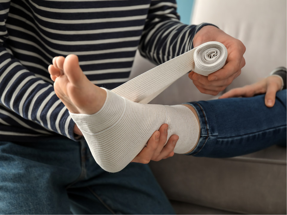 捻挫でテーピングを行う様子の画像