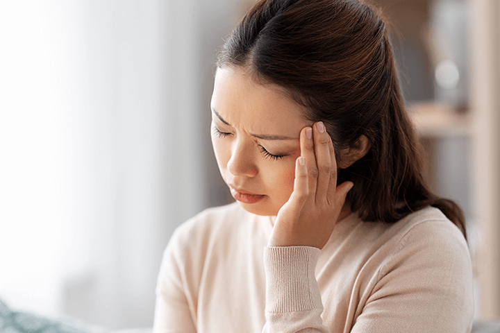 頭痛に悩む女性の画像